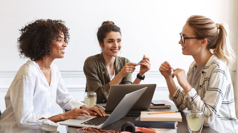 Drei Frauen im Gespräch