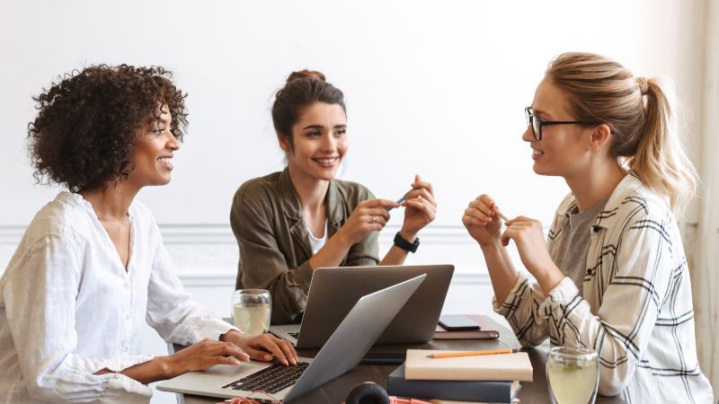 Drei Frauen im Gespräch