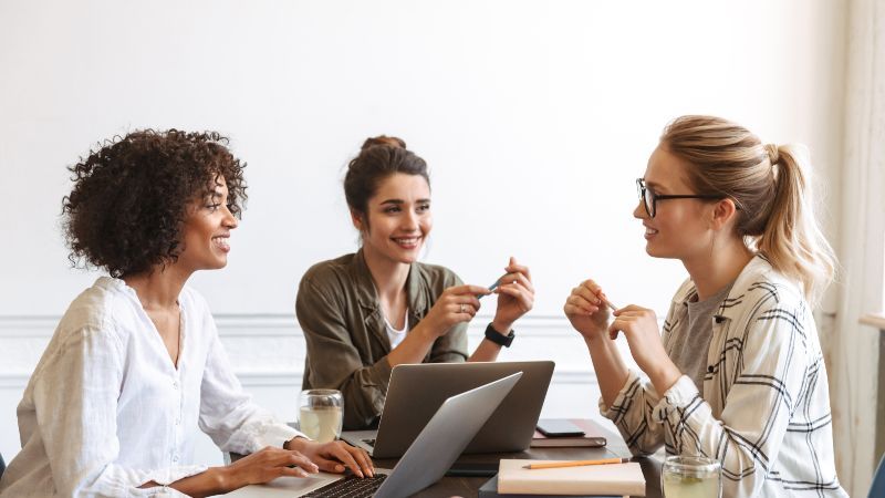 Drei Frauen im Gespräch