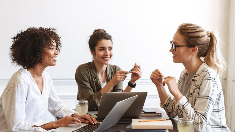 Drei Frauen im Gespräch