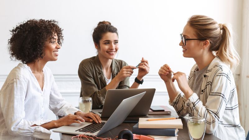 Drei Frauen im Gespräch