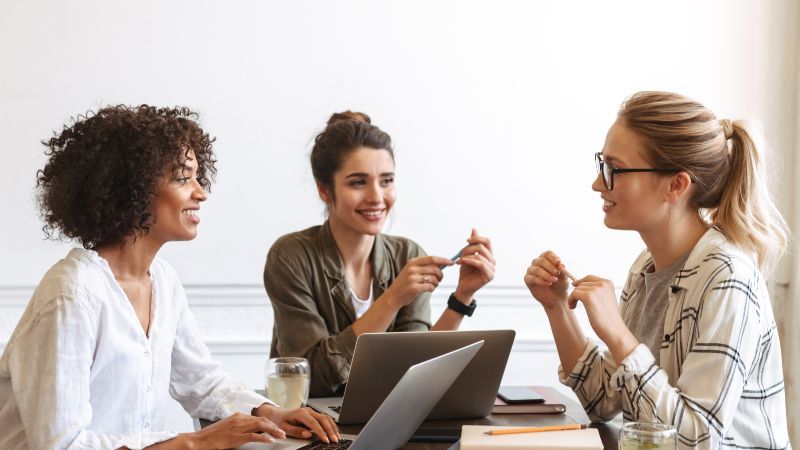 Drei Frauen im Gespräch